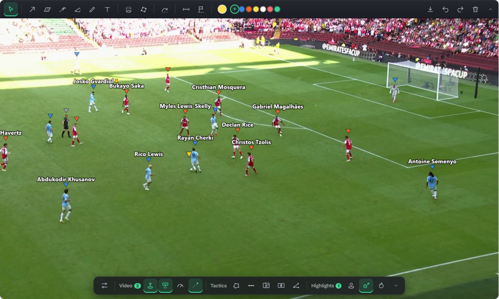 The SeeKick viewer on a match: every player marked in his team colour, the referee in grey, three players named, and the pitch lines traced on the grass